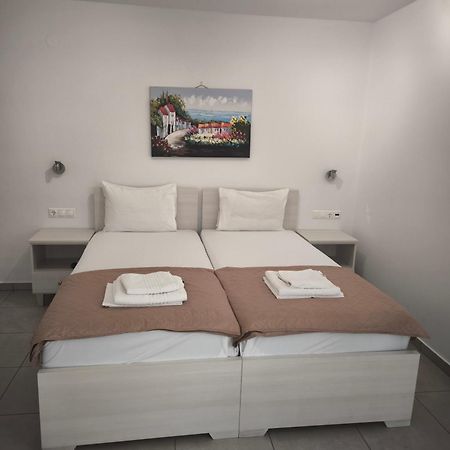 Alexia Rooms Palaiochora Exterior foto