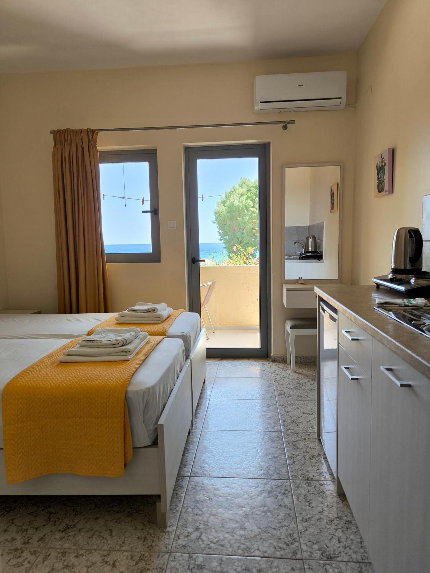 Alexia Rooms Palaiochora Exterior foto