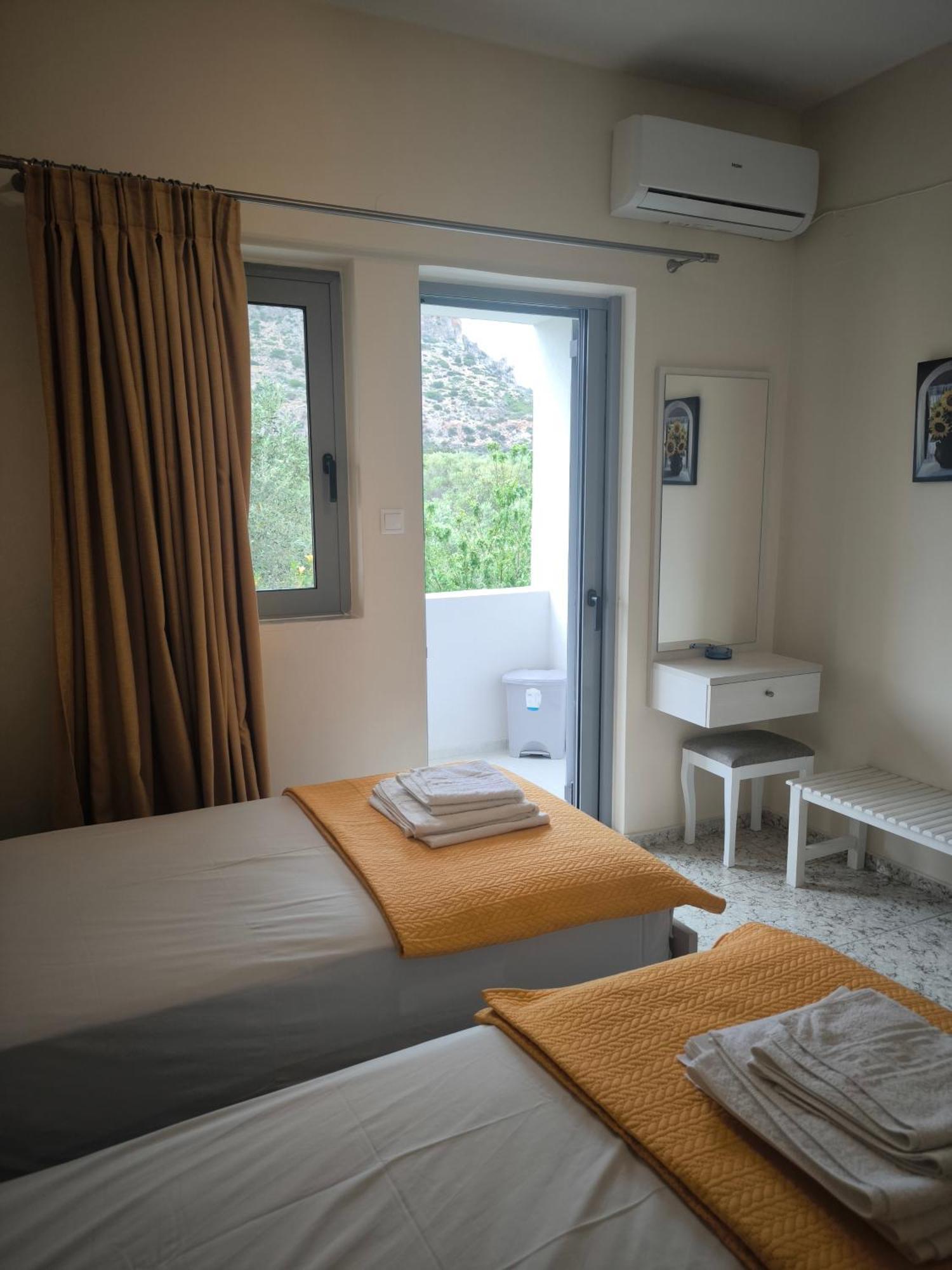 Alexia Rooms Palaiochora Exterior foto