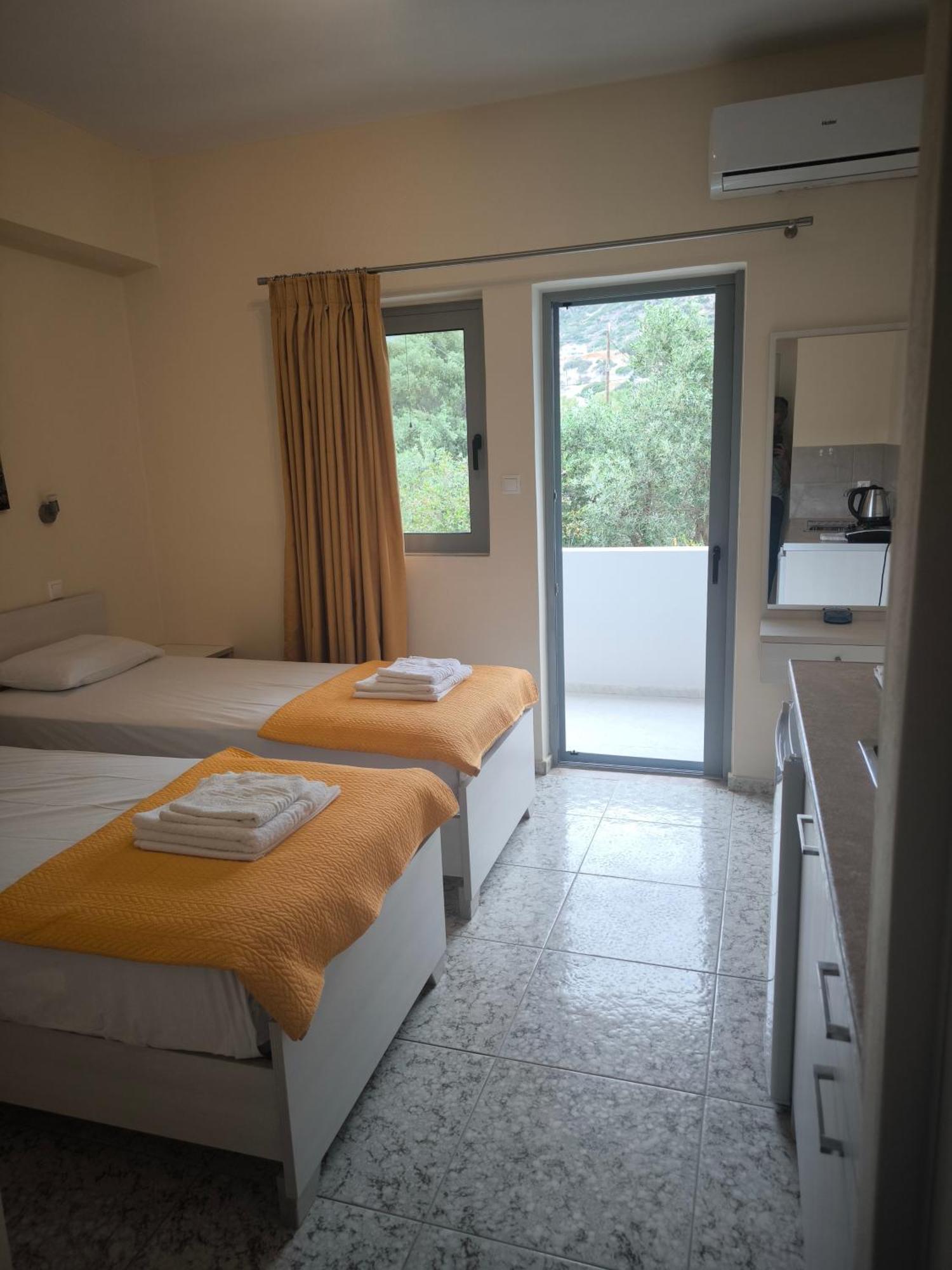 Alexia Rooms Palaiochora Exterior foto